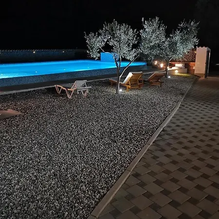 Kemp Jacuzi In The Olive Grove